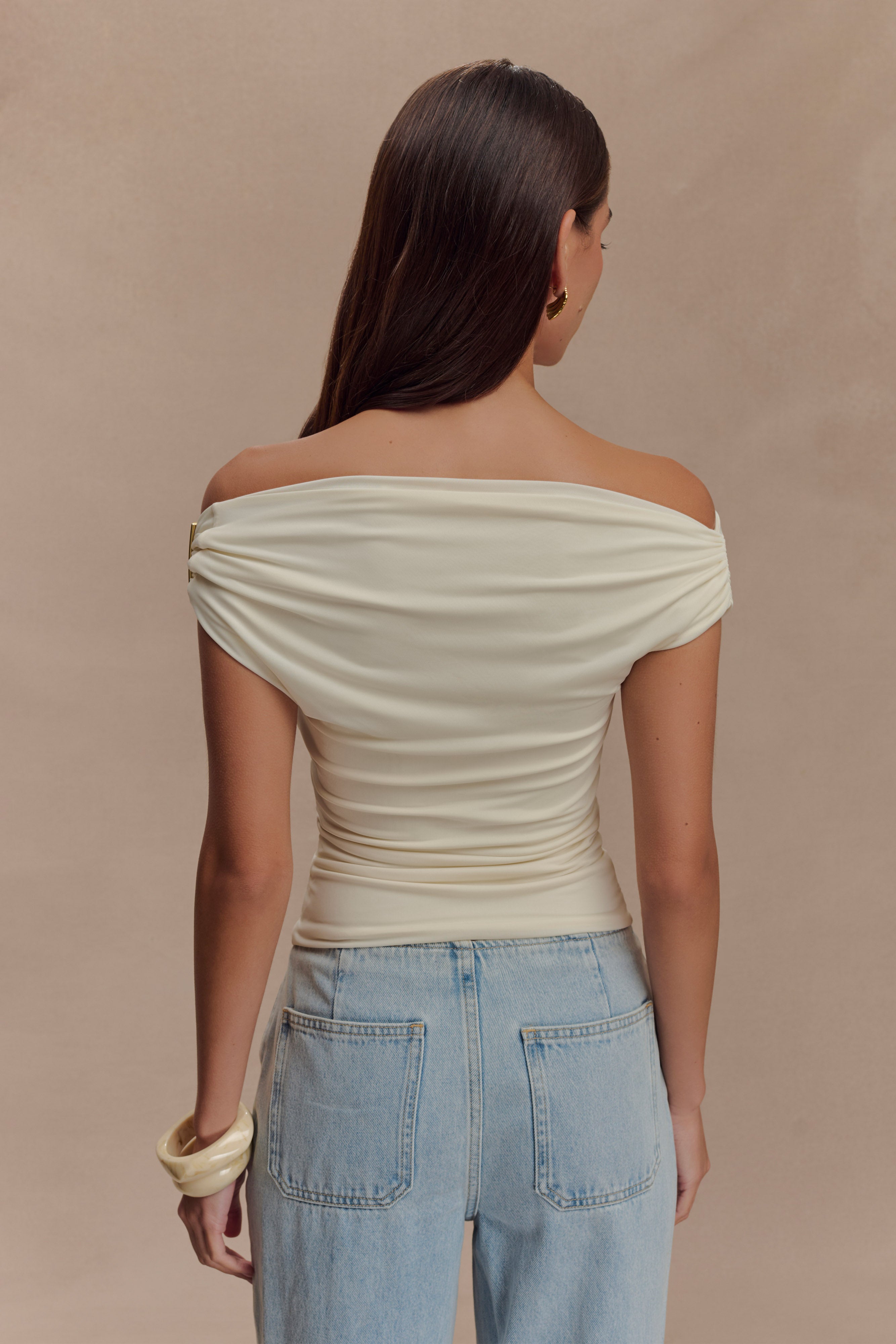 Top mujer off shoulder ajustado con detalle metálico - Kinsley