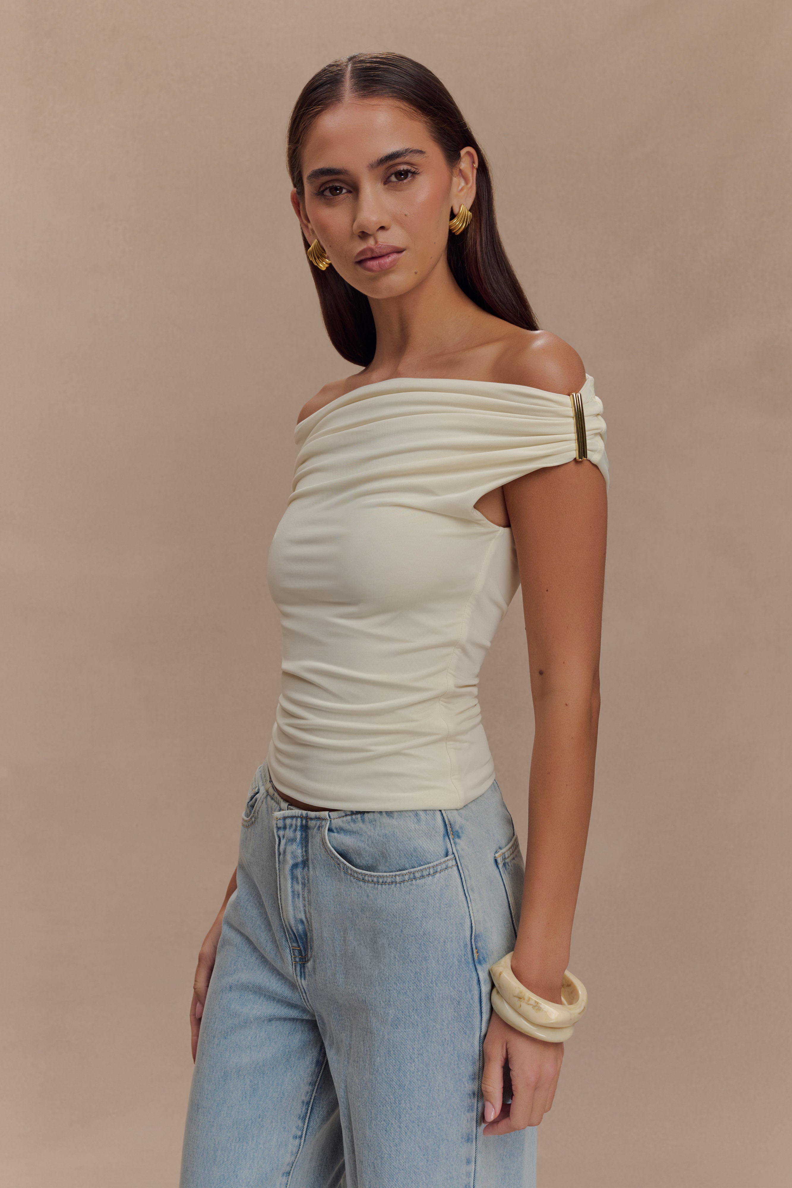 Top mujer off shoulder ajustado con detalle metálico - Kinsley