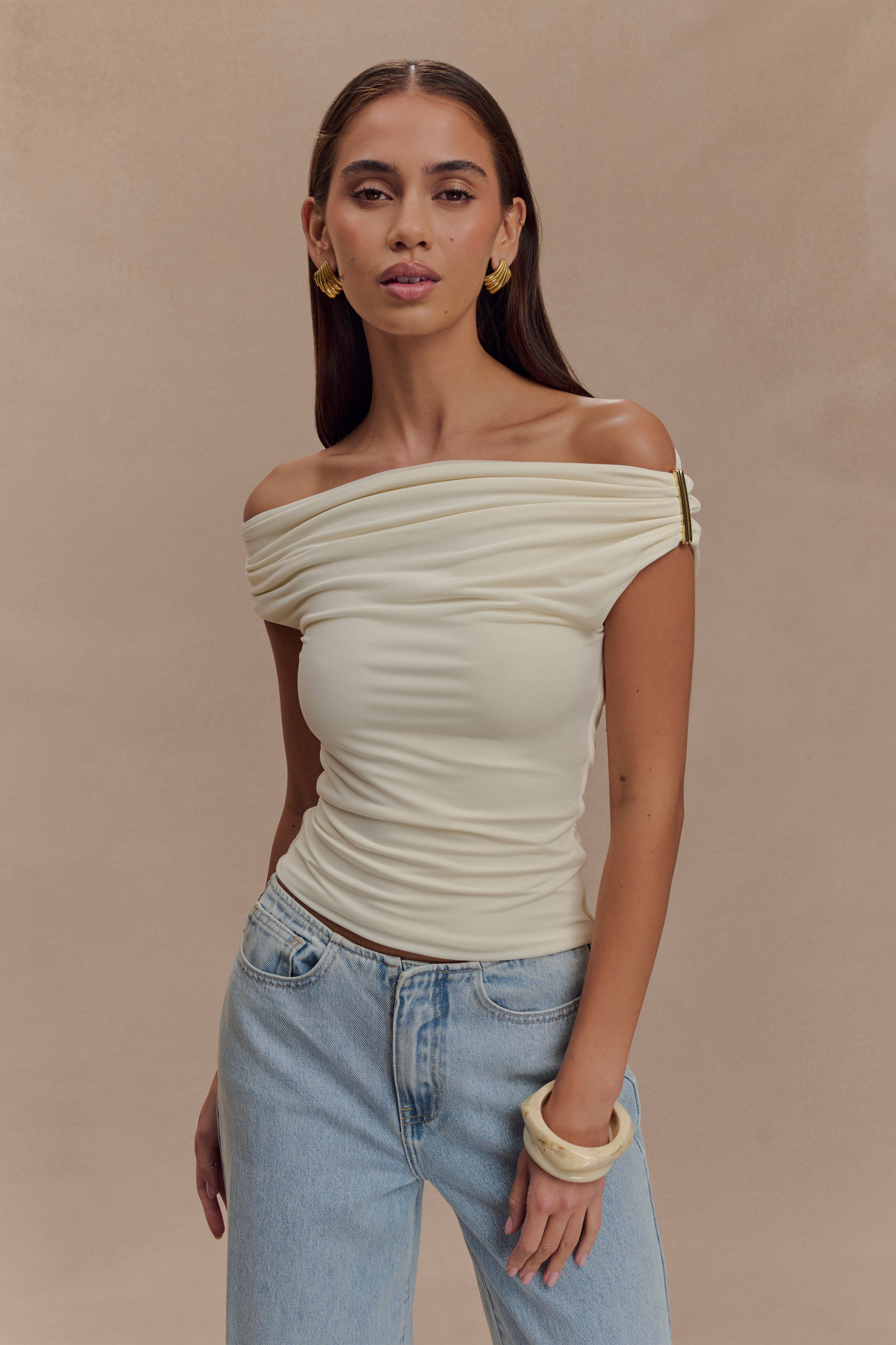 Top mujer off shoulder ajustado con detalle metálico - Kinsley