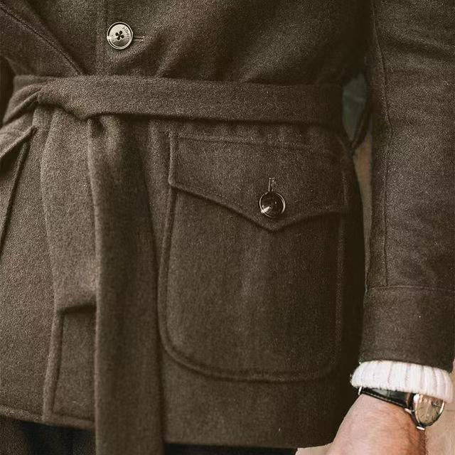 Abrigo lana hombre cinturón ajustable cuello alto bolsillos utilitario elegante - Leandro