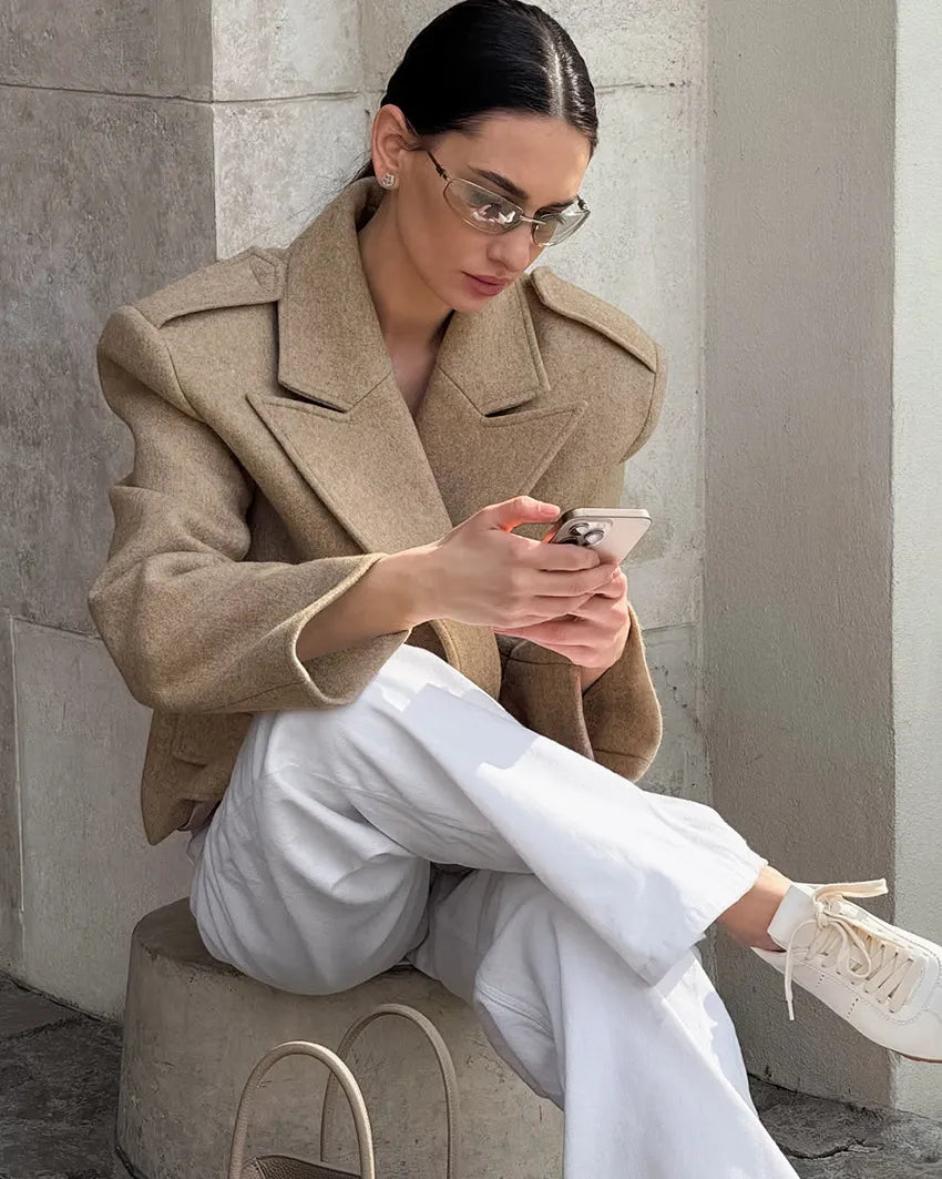 Blazer corto de mujer con hombreras y solapas - Alwina