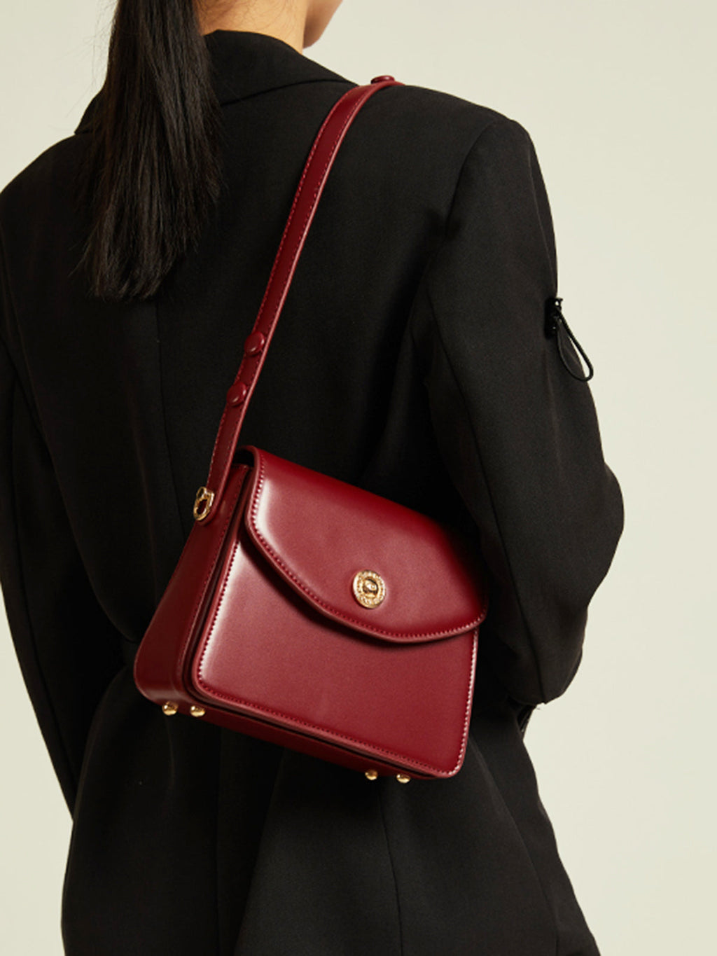 Bolso para mujer de mano con solapa y acabado elegante