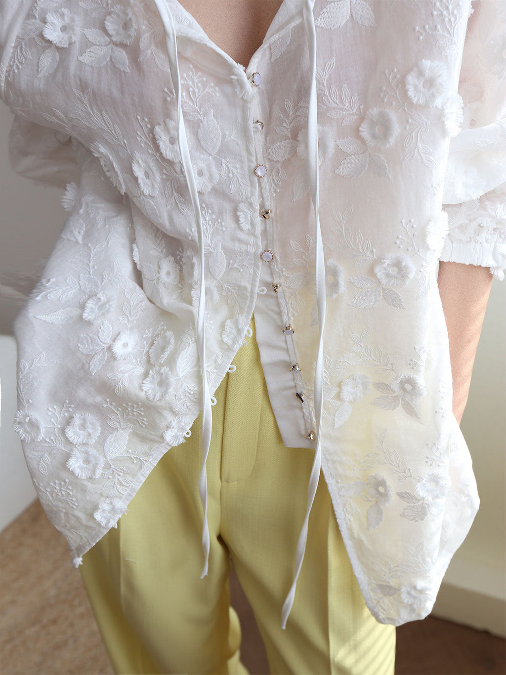 Sophie - Blusa oversize con bordado floral semitransparente