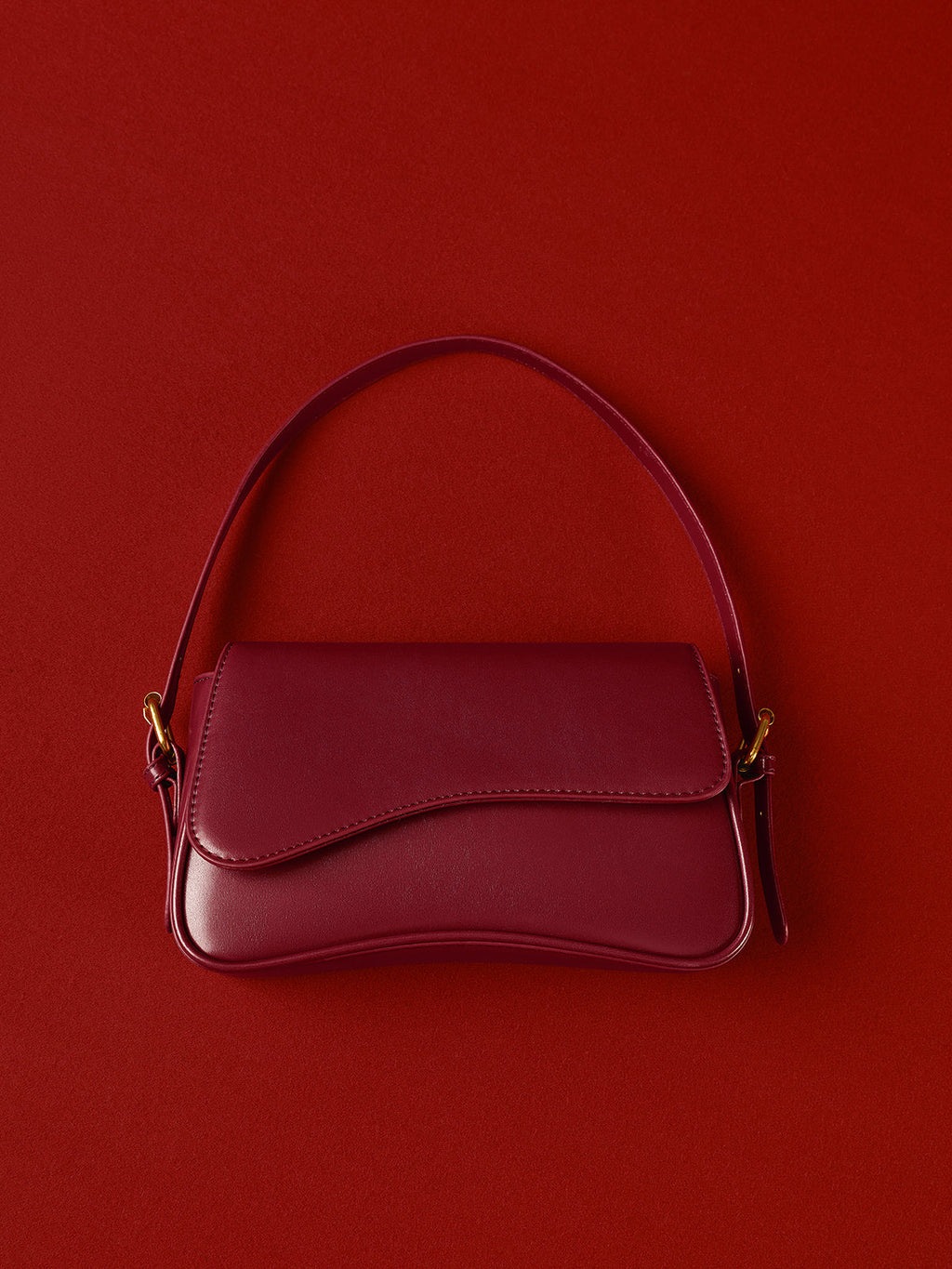 Bolso femenino de hombro con líneas suaves y solapa