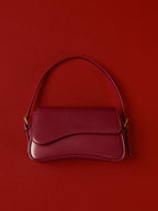 Bolso femenino de hombro con líneas suaves y solapa