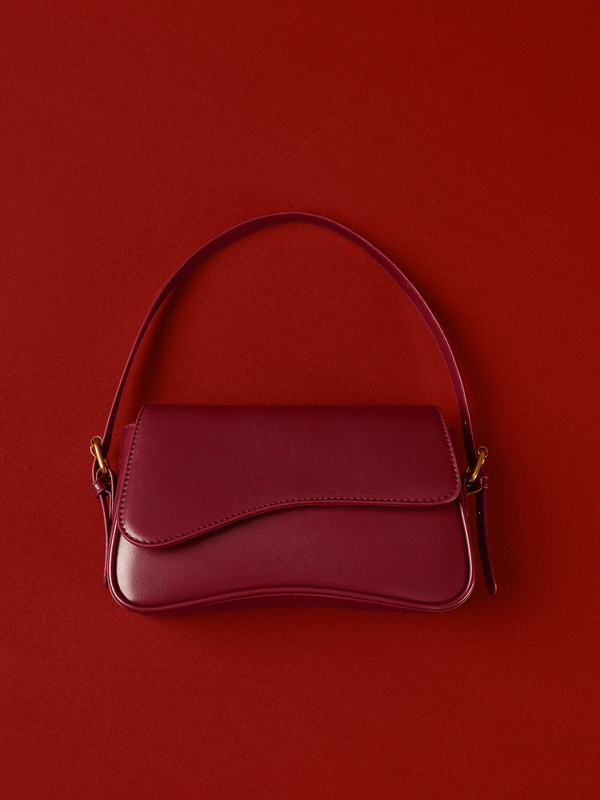Bolso femenino de hombro con líneas suaves y solapa