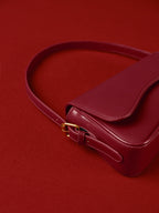 Bolso femenino de hombro con líneas suaves y solapa