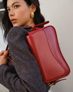 Bolso femenino de hombro con líneas suaves y solapa