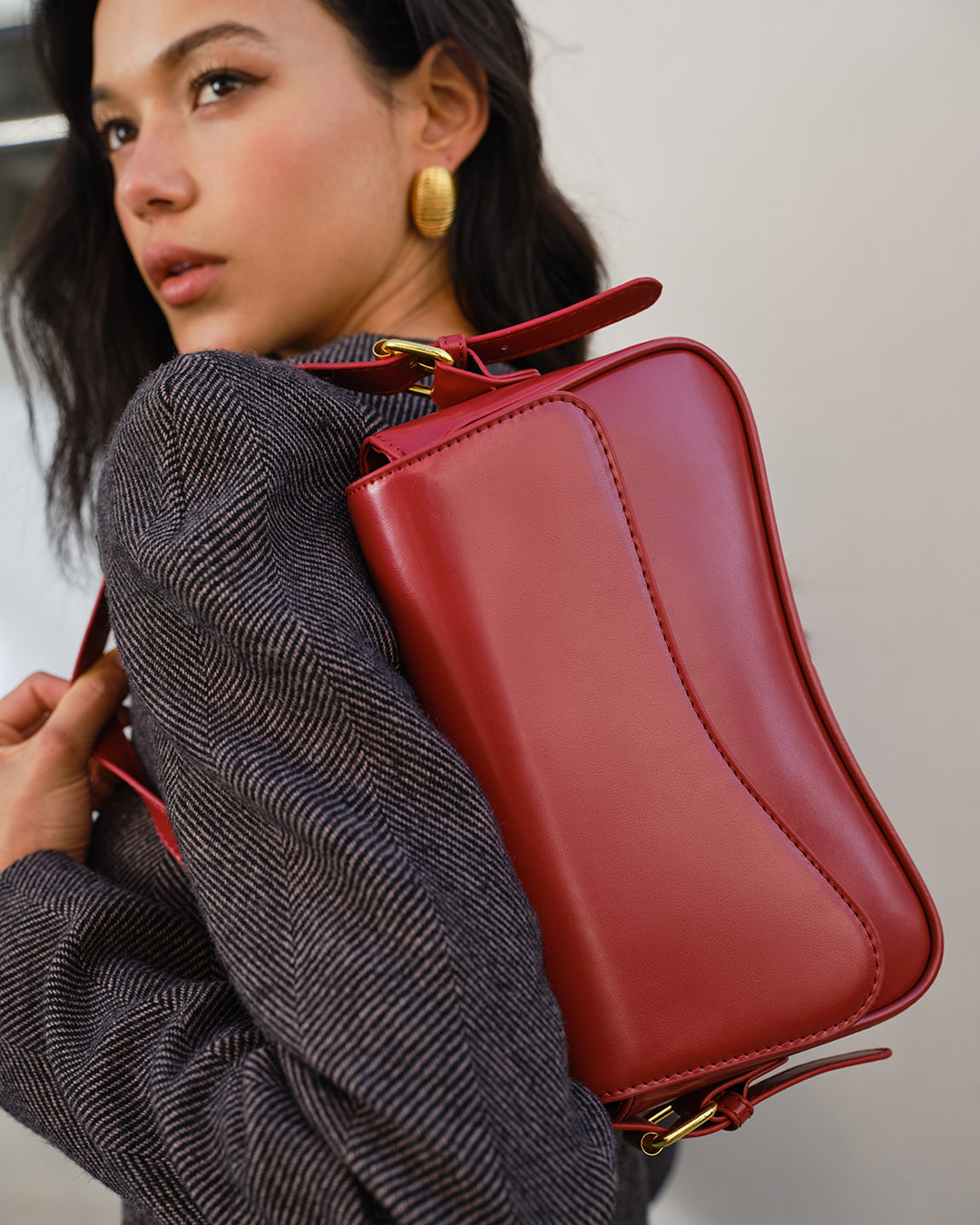 Bolso femenino de hombro con líneas suaves y solapa