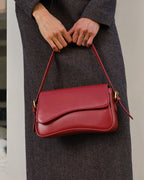 Bolso femenino de hombro con líneas suaves y solapa