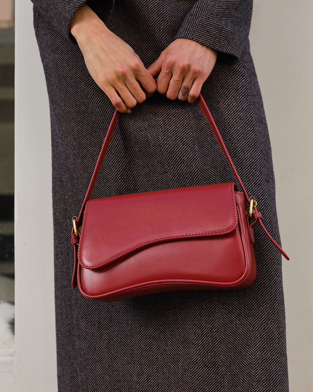 Bolso femenino de hombro con líneas suaves y solapa