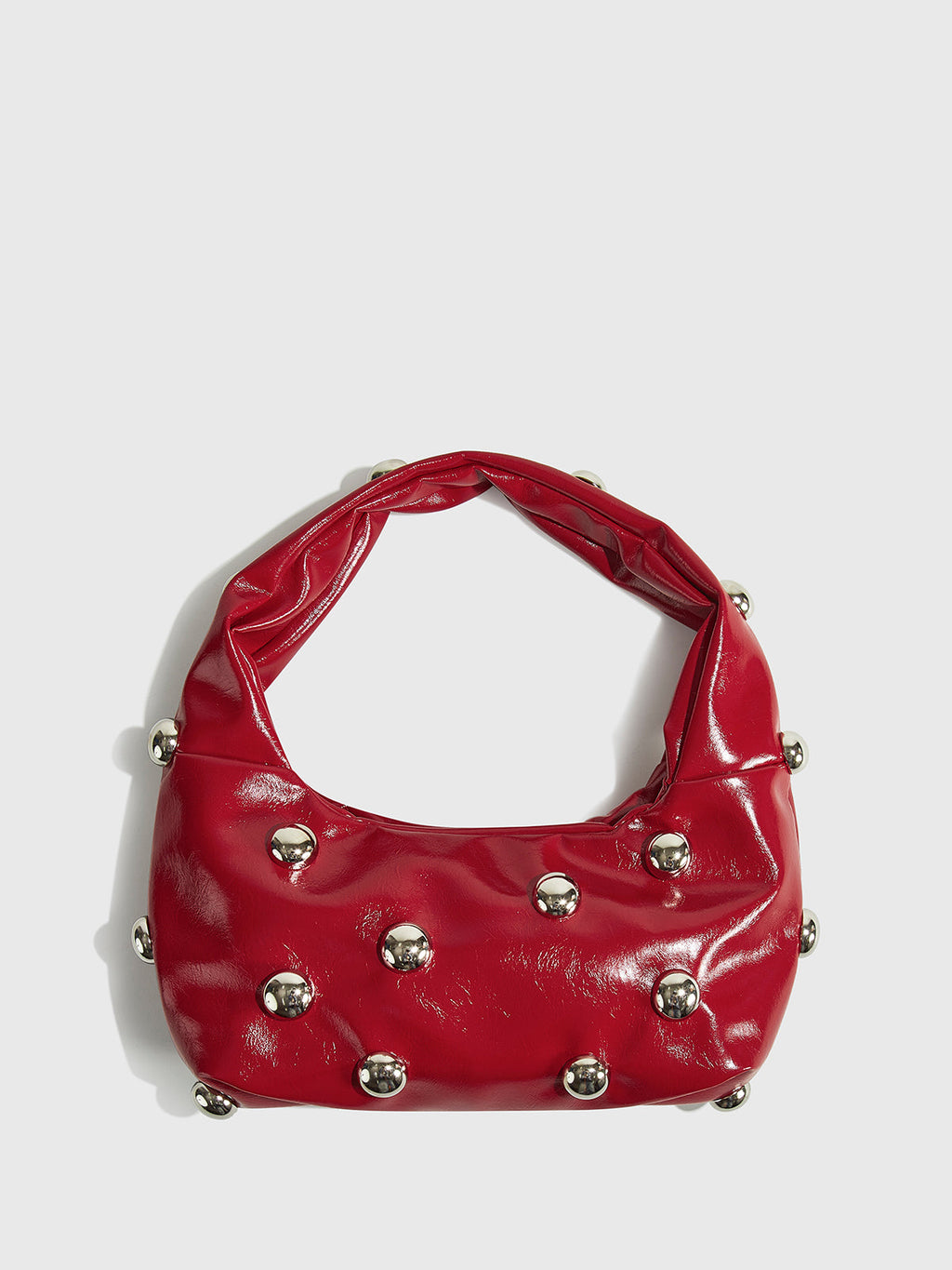 Bolso femenino de hombro con detalles metálicos decorativos