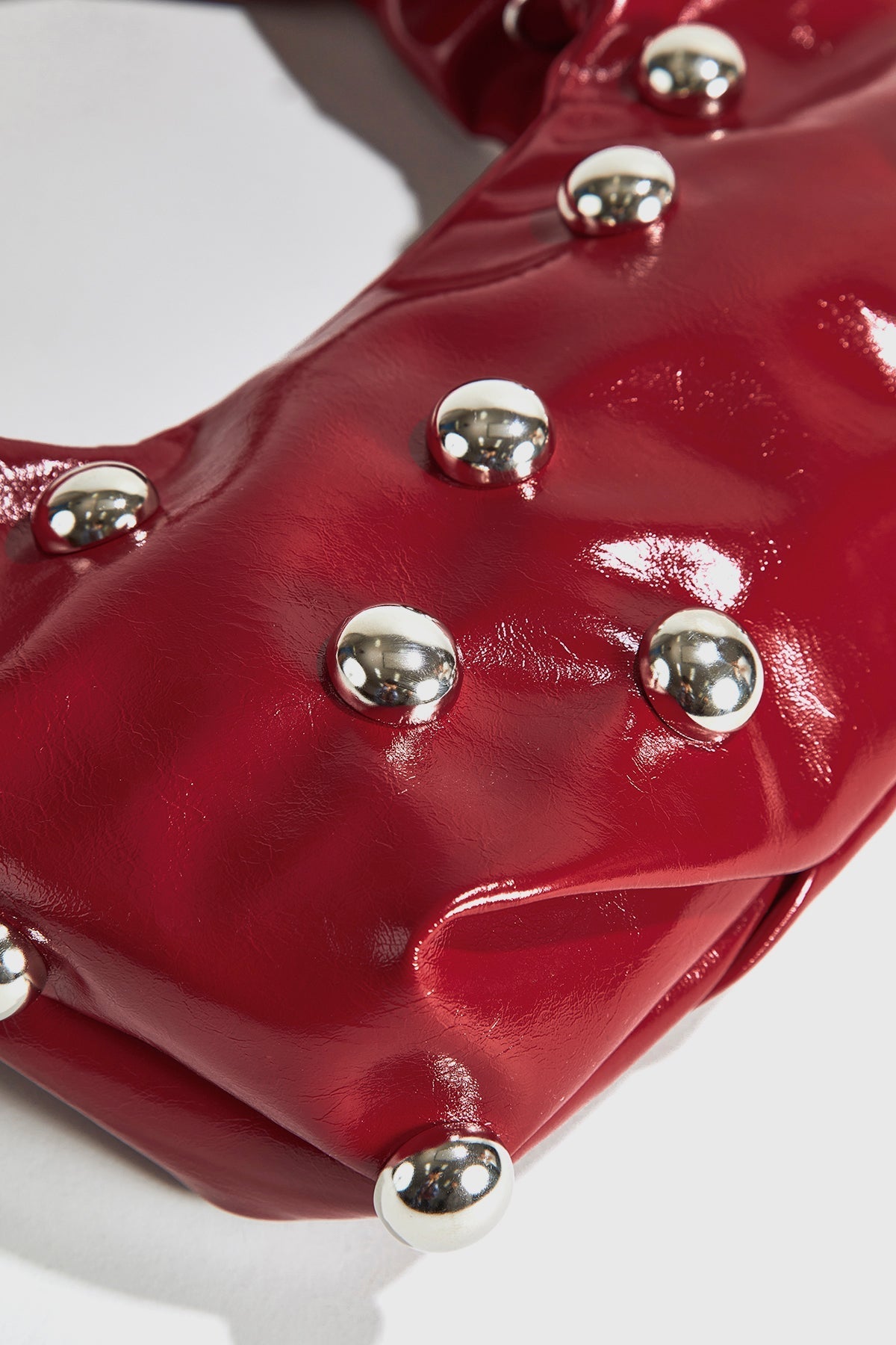 Bolso femenino de hombro con detalles metálicos decorativos