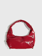 Bolso femenino de hombro con detalles metálicos decorativos