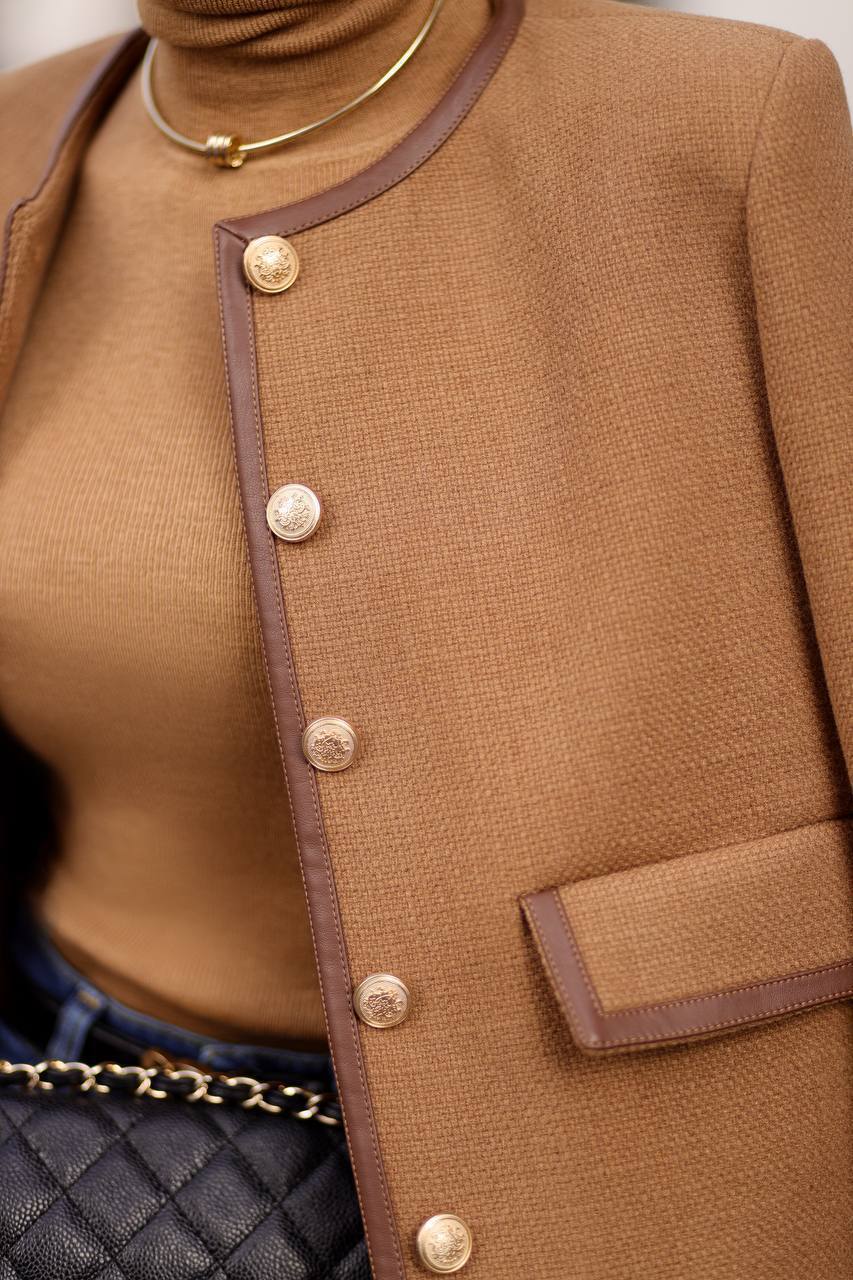Chaqueta corta elegante para mujer con botones y cuello redondo - Liane