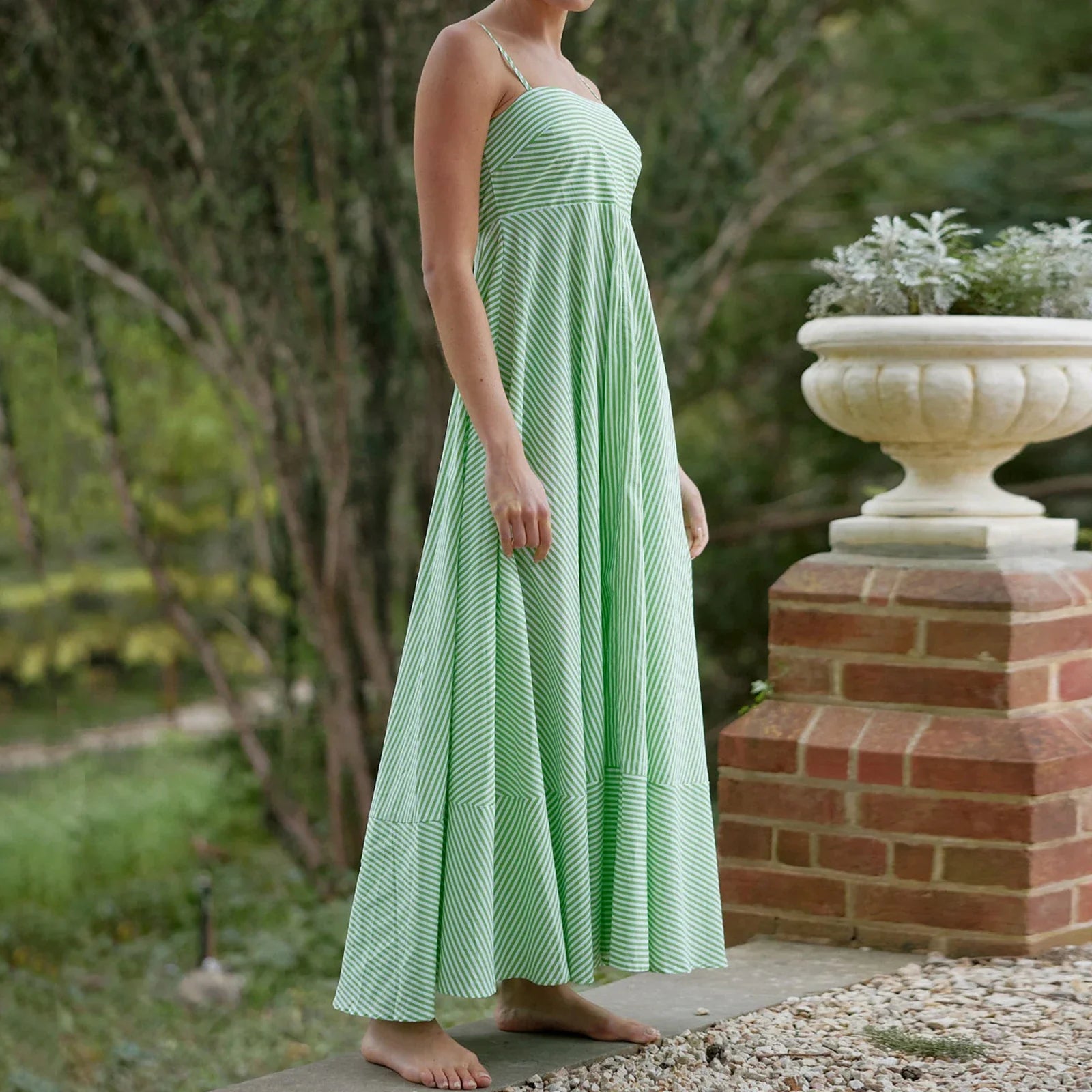 Maxi vestido para mujer con tirantes finos y diseño de rayas - Alvera