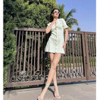 Carmenza - Elegante vestido de punto fino con botones dorados