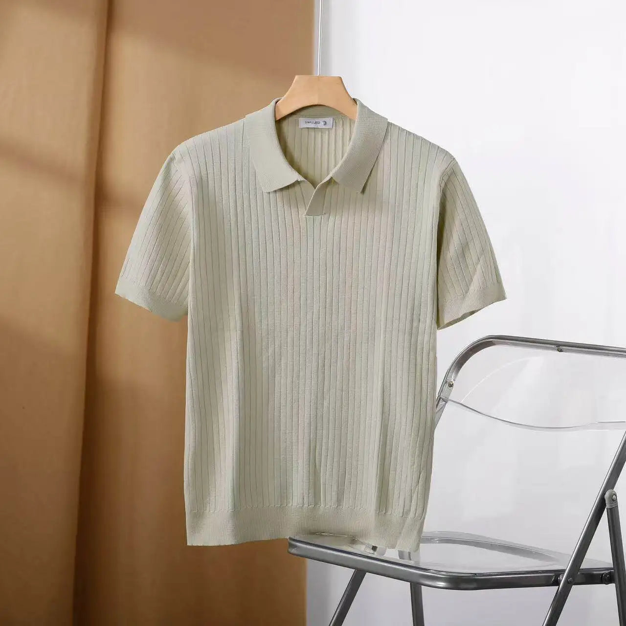 Polo para hombre ajuste slim con textura vertical y cuello abierto - Darel