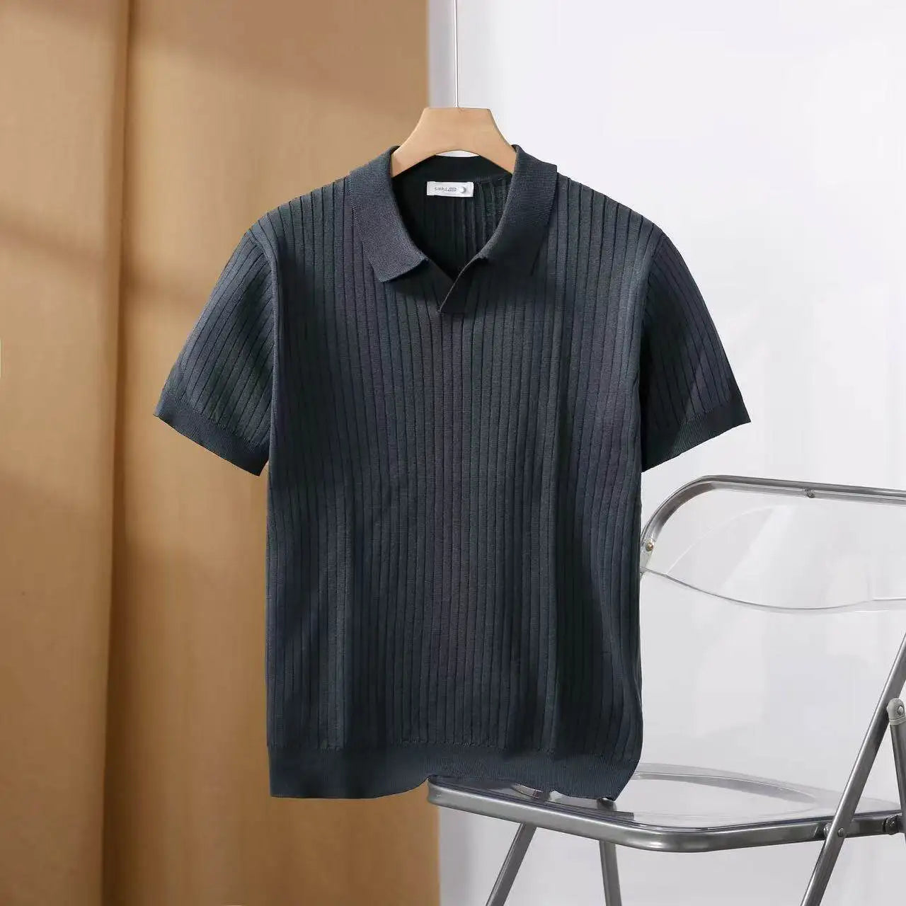 Polo para hombre ajuste slim con textura vertical y cuello abierto - Darel