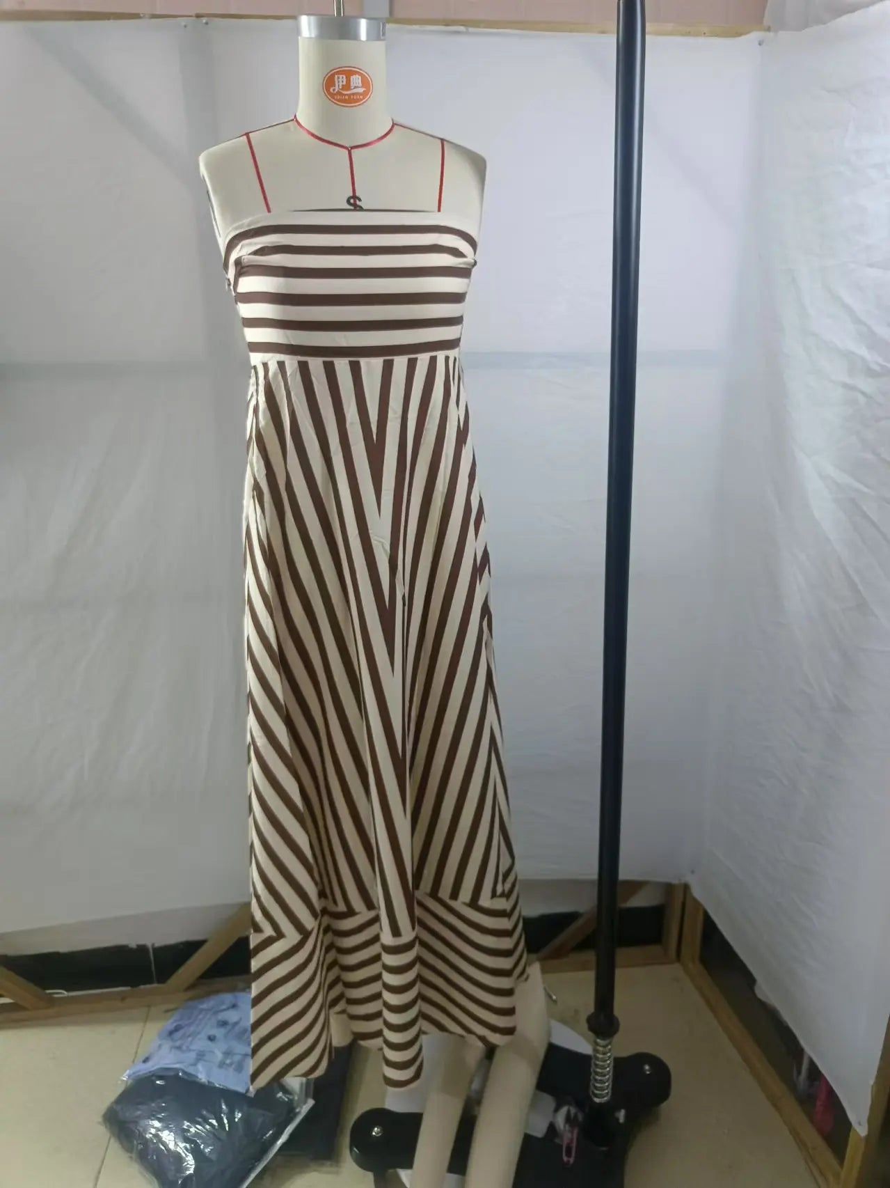 Maxi vestido para mujer con diseño de rayas y escote strapless - Alvera
