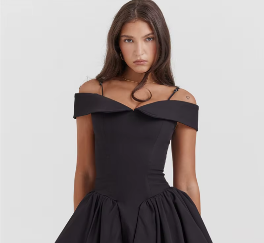 Karli - Favorecedor vestido de noche con hombros al descubierto