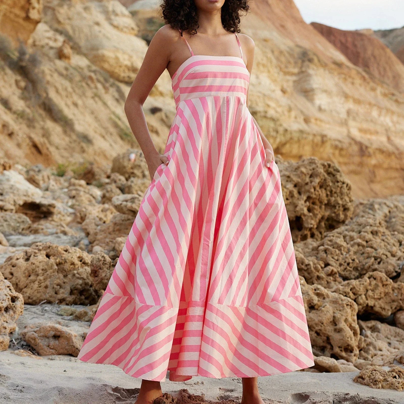 Maxi vestido para mujer con tirantes finos y diseño de rayas - Alvera