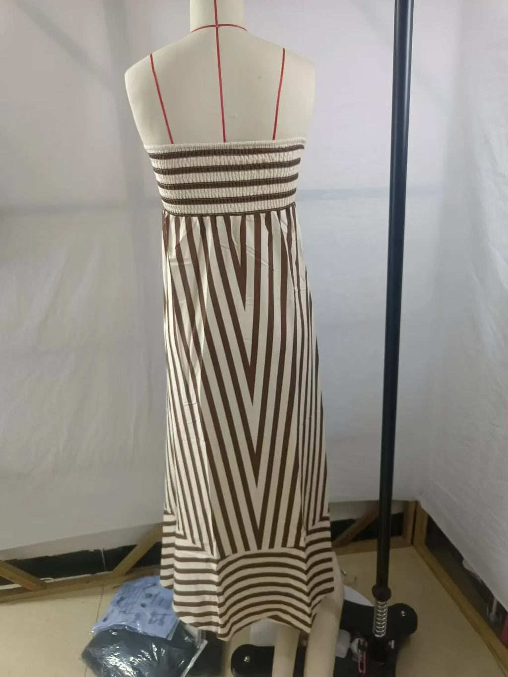 Maxi vestido para mujer con diseño de rayas y escote strapless - Alvera