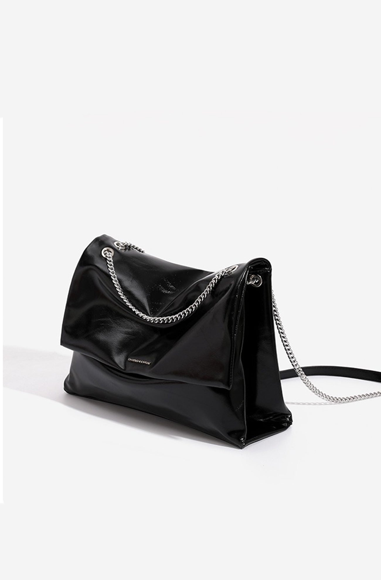 Bolsa de hombro para mujer con solapa y cadena metálica
