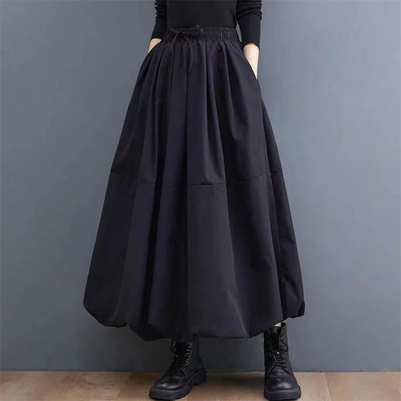 Falda globo negra lisa con un diseño voluminoso y moderno, perfecta para un look moderno y versátil