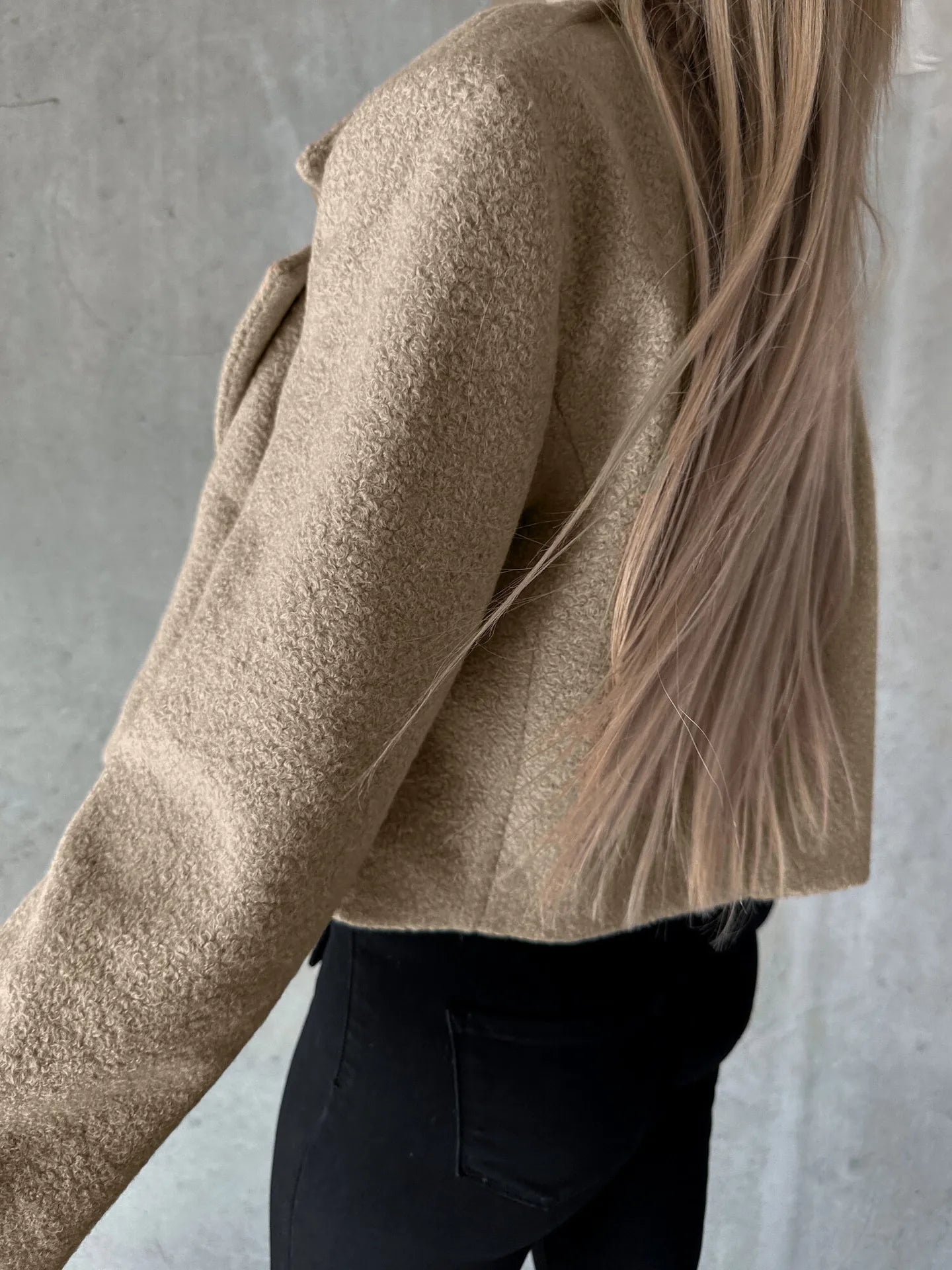 Abrigo corto de mujer con solapas y corte oversize - Annika