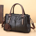 Bolsa de mano femenina estructurada con diseño elegante
