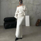 Elegante conjunto de jersey sin hombros y falda de punto ceñida, perfecto para un look sofisticado y femenino