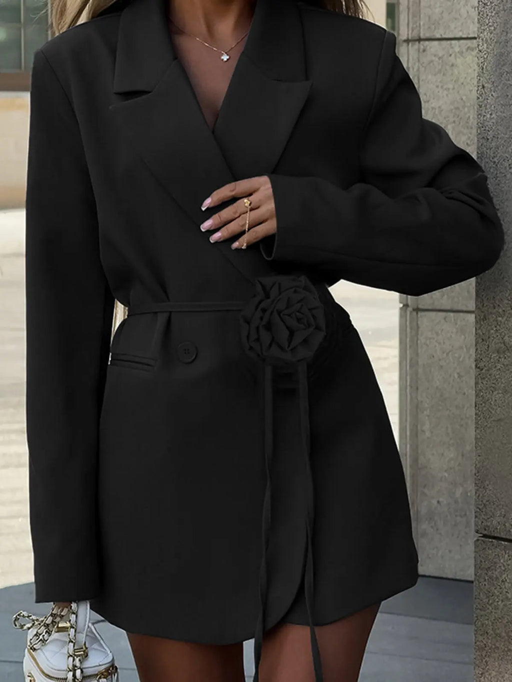 Blazer mujer cruzado cinturón flor aplicada - Celeste