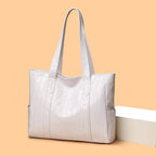 Bolsa tote femenina de acabado texturizado elegante