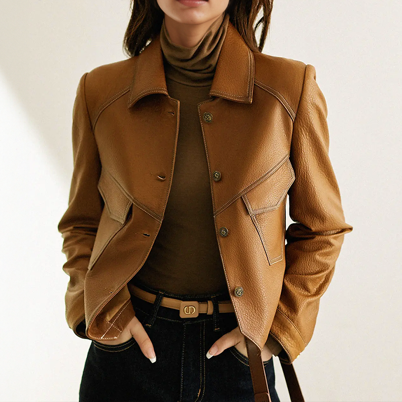 Chaqueta para mujer de corte corto con cierre de botones y cuello clásico - Kareld