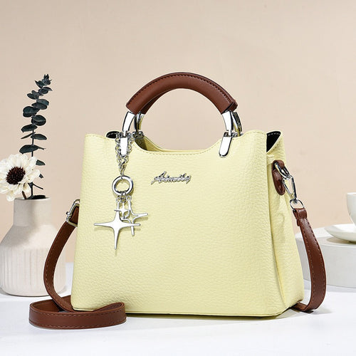 Bolso de mano para mujer de piel sintética con colgante decorativo - Giana