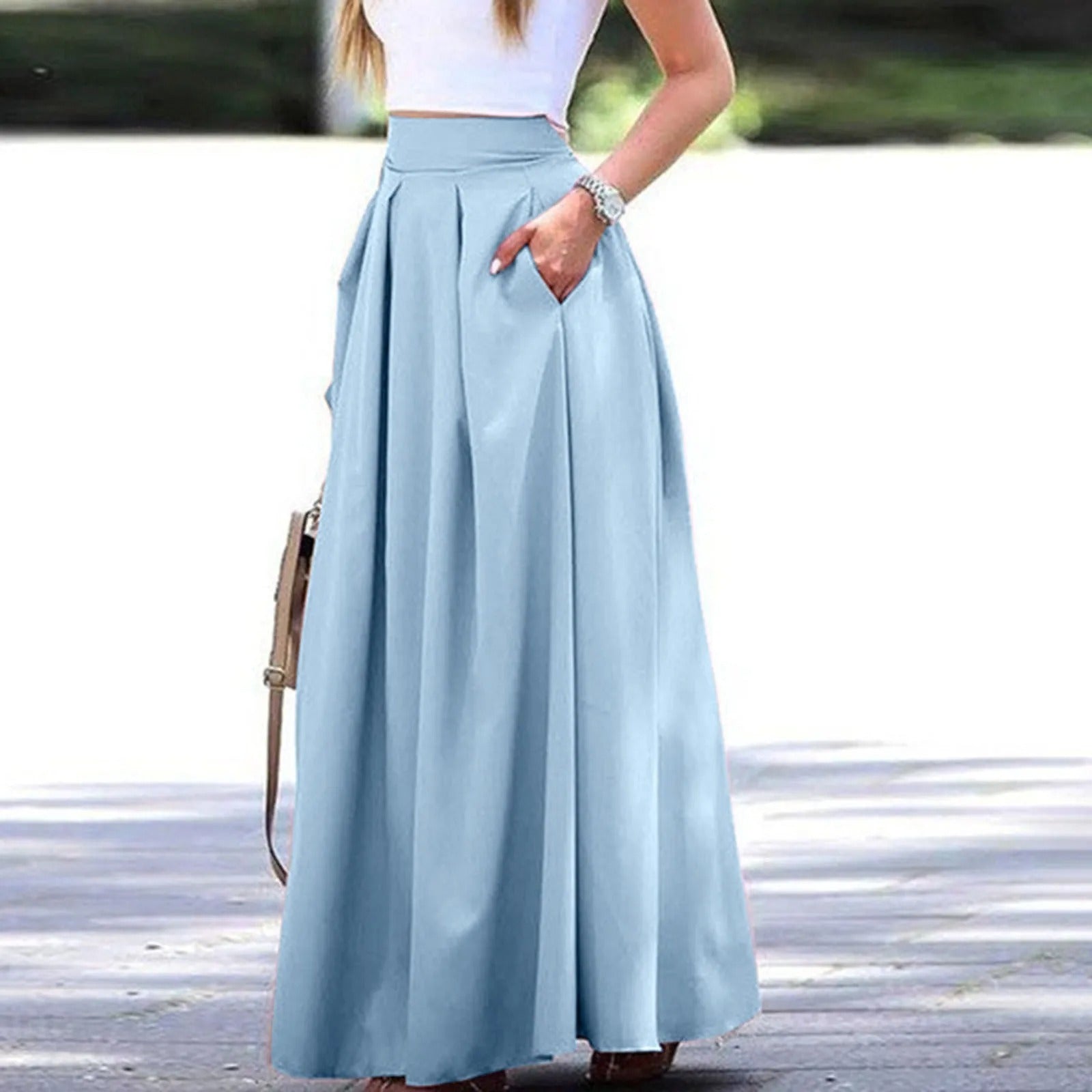 Elegante y fluida falda plisada de talle alto, ideal para un look sofisticado y femenino