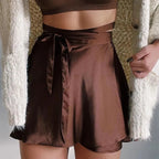 Elegante y femenina falda envolvente de satén de talle alto, perfecta para looks refinados y veladas especiales